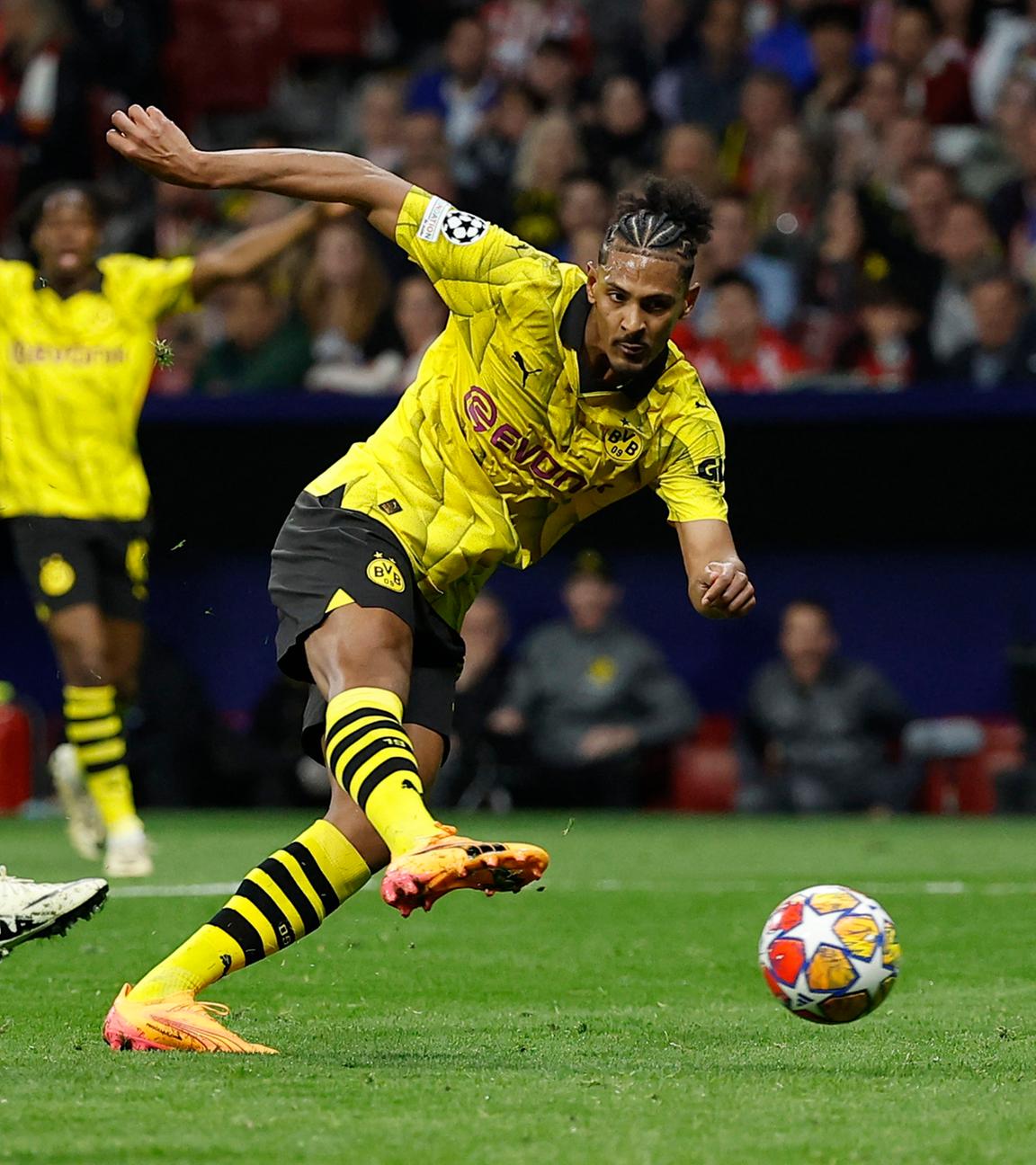 Sebastien Haller schießt das erste Tor für Borussia Dortmund gegen Atletico Madrid.