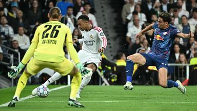 Real Madrids Kylian Mbappé (M.) im Zweikampf mit Neil El Aynaoui von RB Leipzig beim Champions-League-Spiel.