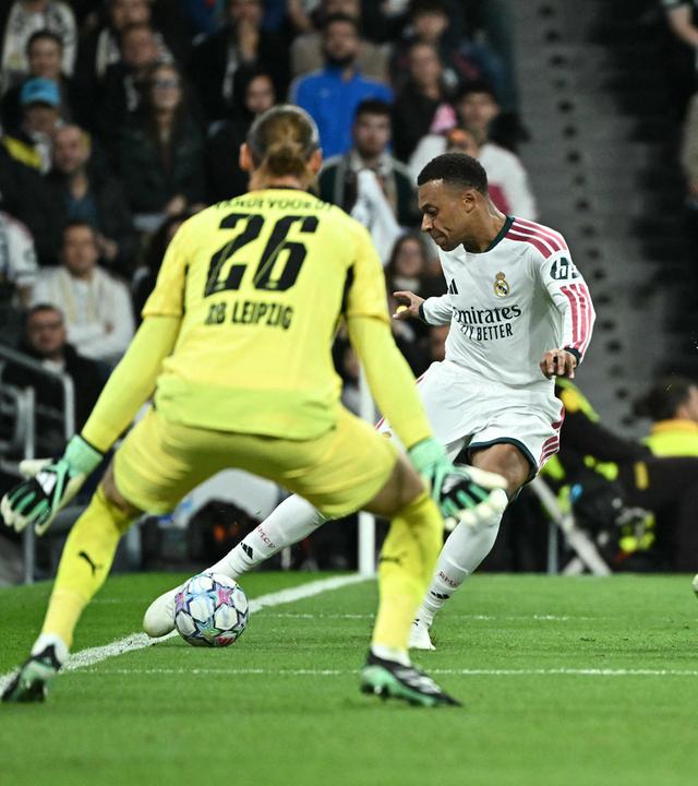 Real Madrids Kylian Mbappé (M.) im Zweikampf mit Neil El Aynaoui von RB Leipzig beim Champions-League-Spiel.