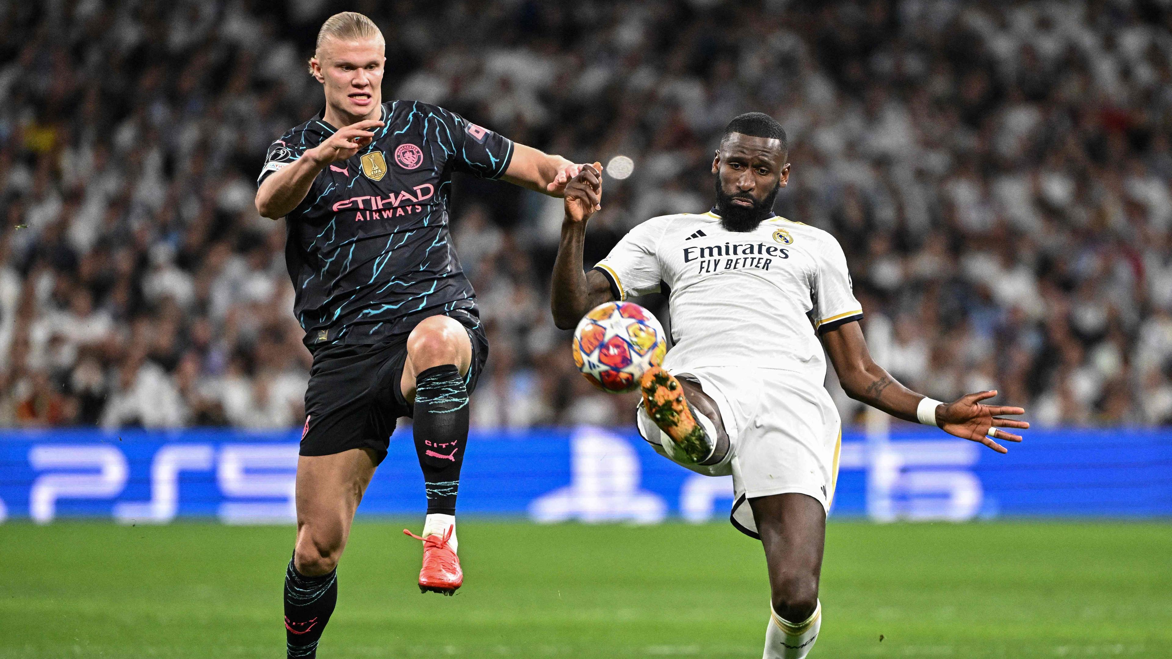 Manchester Citys Erling Haaland im Zweikampf um den Ball gegen Madrids Antonio Rudiger.