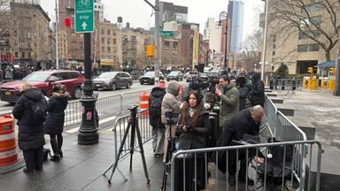 New York: Reporter stehen vor dem Bundesgericht in Manhattan, in das der venezolanische Präsident Maduro gebracht wird.