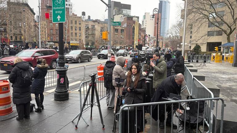 New York: Reporter stehen vor dem Bundesgericht in Manhattan, in das der venezolanische Präsident Maduro gebracht wird.