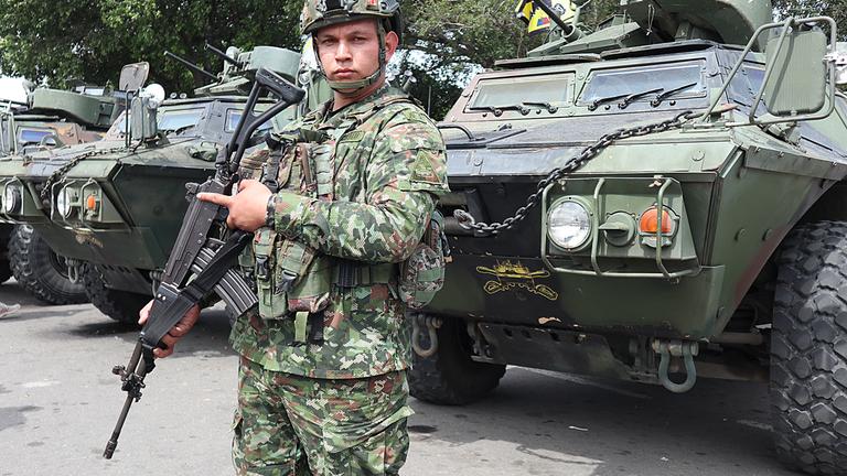 Ein Soldat der kolumbianischen Armee steht nach der Festnahme Maduros an der Grenze zu Venezuela.