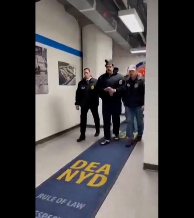 Der venezolanische Präsident Maduro wird von der US-Drogenpolizei in einer New Yorker Haftanstalt in Handschellen eskortiert.