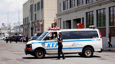 Ein Fahrzeug der New Yorker Polizei NYPD steht vor dem Metropolitan Detention Center, Brooklyn.