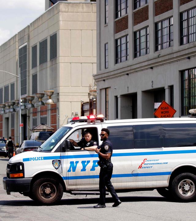 Ein Fahrzeug der New Yorker Polizei NYPD steht vor dem Metropolitan Detention Center, Brooklyn.