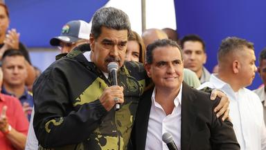 Nicolás Maduro (links) und Alex Saab stehen gemeinsam bei einer Veranstaltung zum Jahrestag des Staatsstreichs von 1958, der den Diktator Marcos Pérez Jiménez stürzte, in Caracas, Venezuela, am 23. Januar 2024.