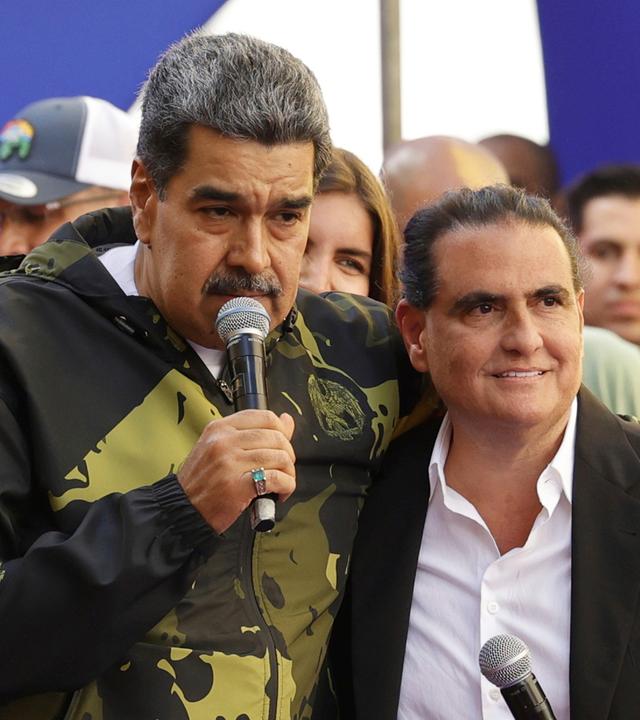 Nicolás Maduro (links) und Alex Saab stehen gemeinsam bei einer Veranstaltung zum Jahrestag des Staatsstreichs von 1958, der den Diktator Marcos Pérez Jiménez stürzte, in Caracas, Venezuela, am 23. Januar 2024.