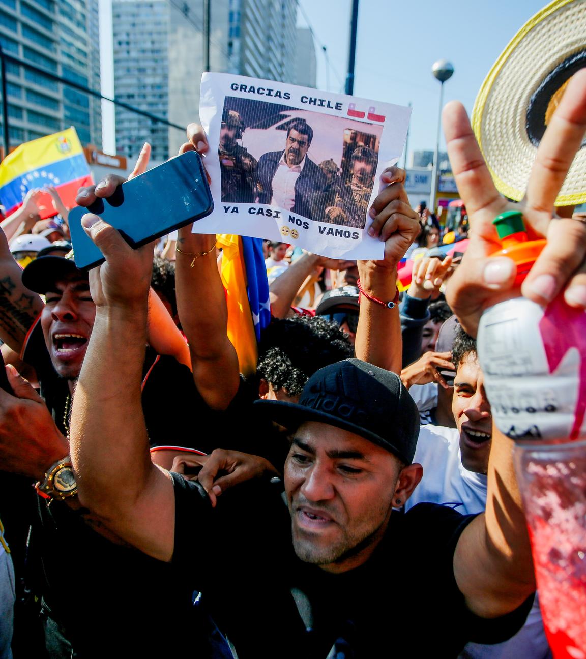 Venezolaner feiern, dass der venezolanische Präsident Maduro gefangen genommen und aus Venezuela ausgeflogen wurde.