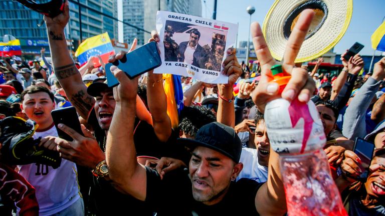 Venezolaner feiern, dass der venezolanische Präsident Maduro gefangen genommen und aus Venezuela ausgeflogen wurde.