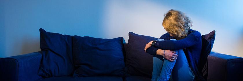 Ein Mädchen auf einem Sofa im Dunkeln