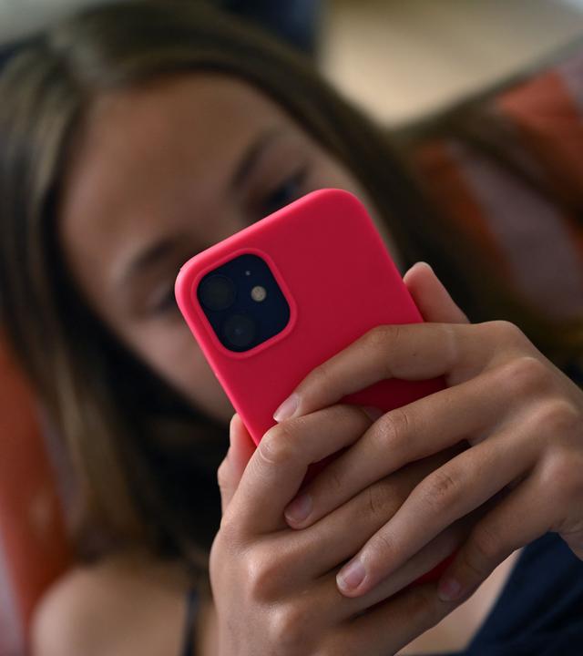 Ein Mädchen mit einem Smartphone, Symbolbild