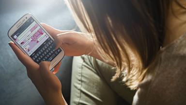 Mädchen nutzt WhatsApp