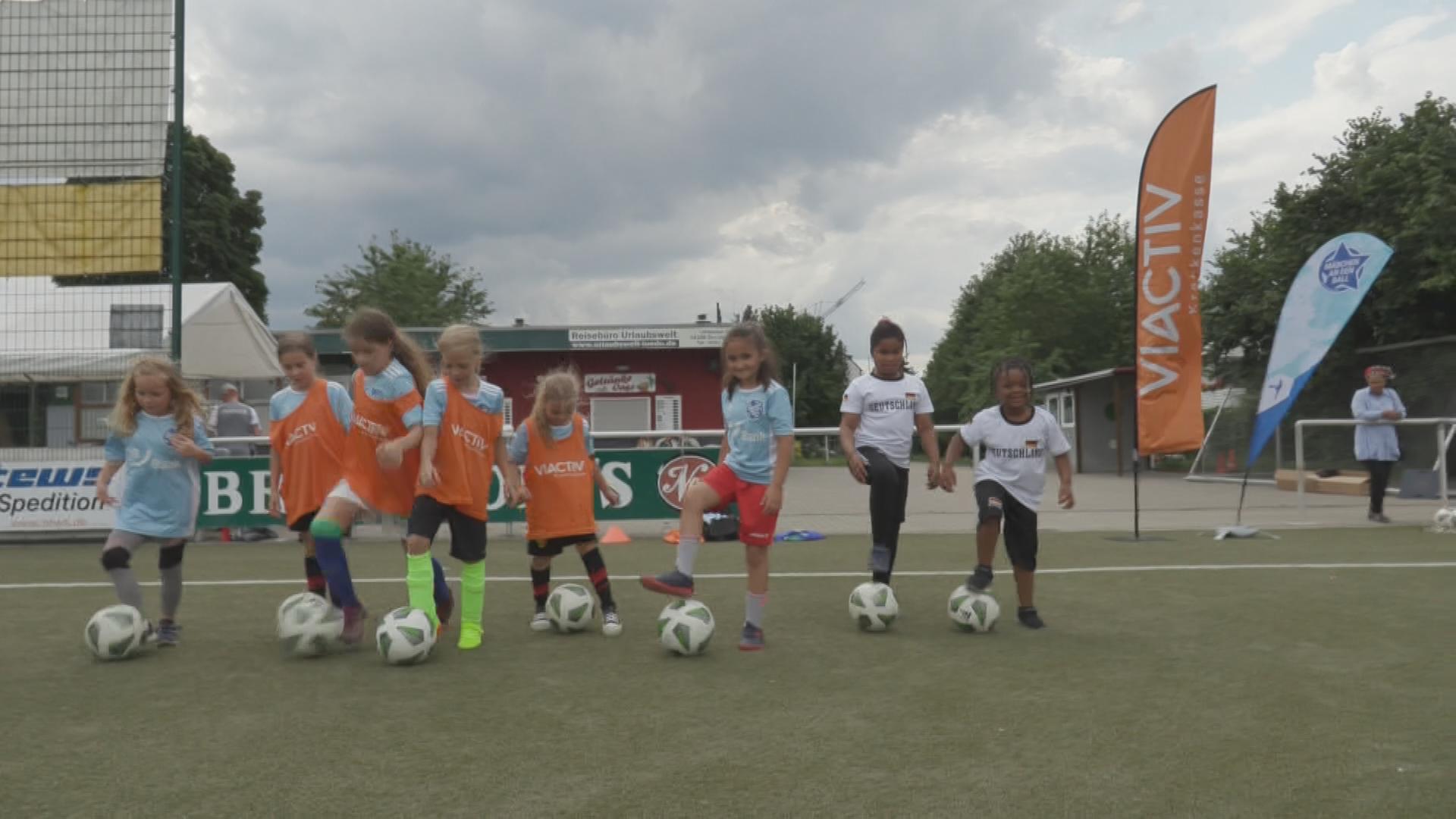 Mädchen beim Fußballtraining