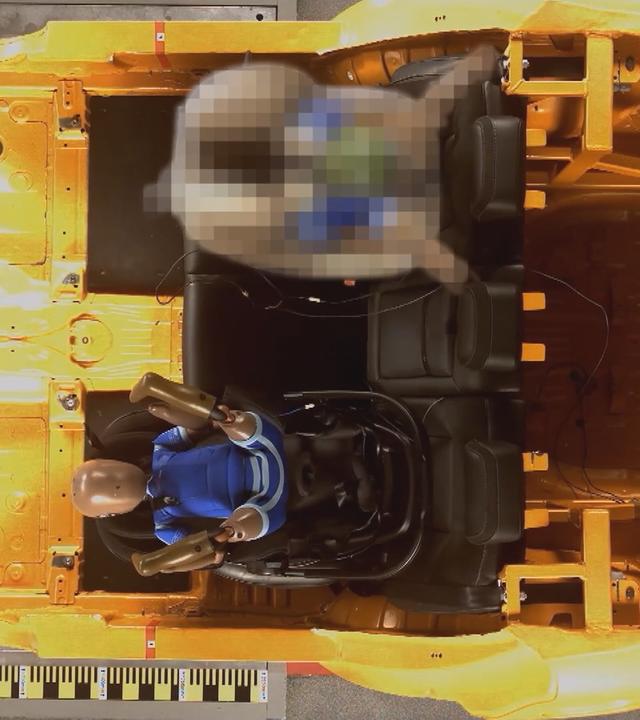 Ein Crashtest mit Baby-Dummy im Kindersitz.