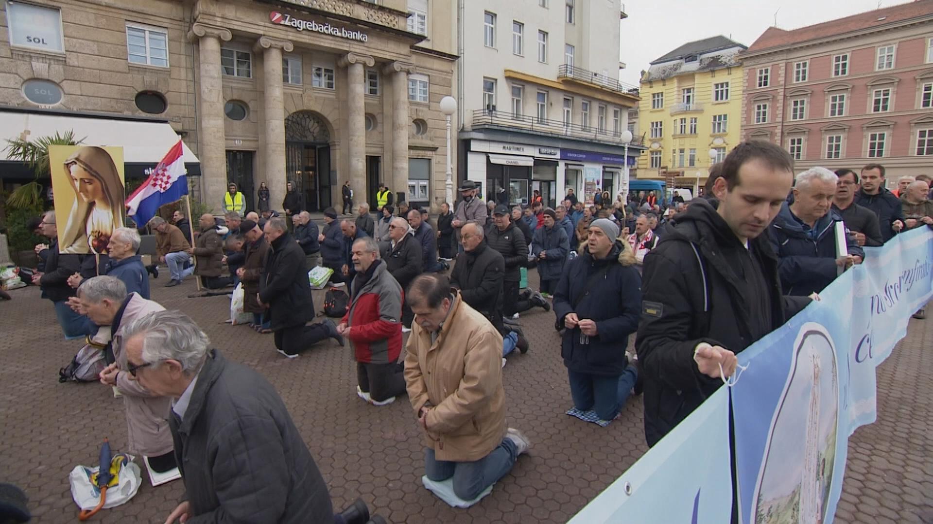 Männer beten für konservative Werte	