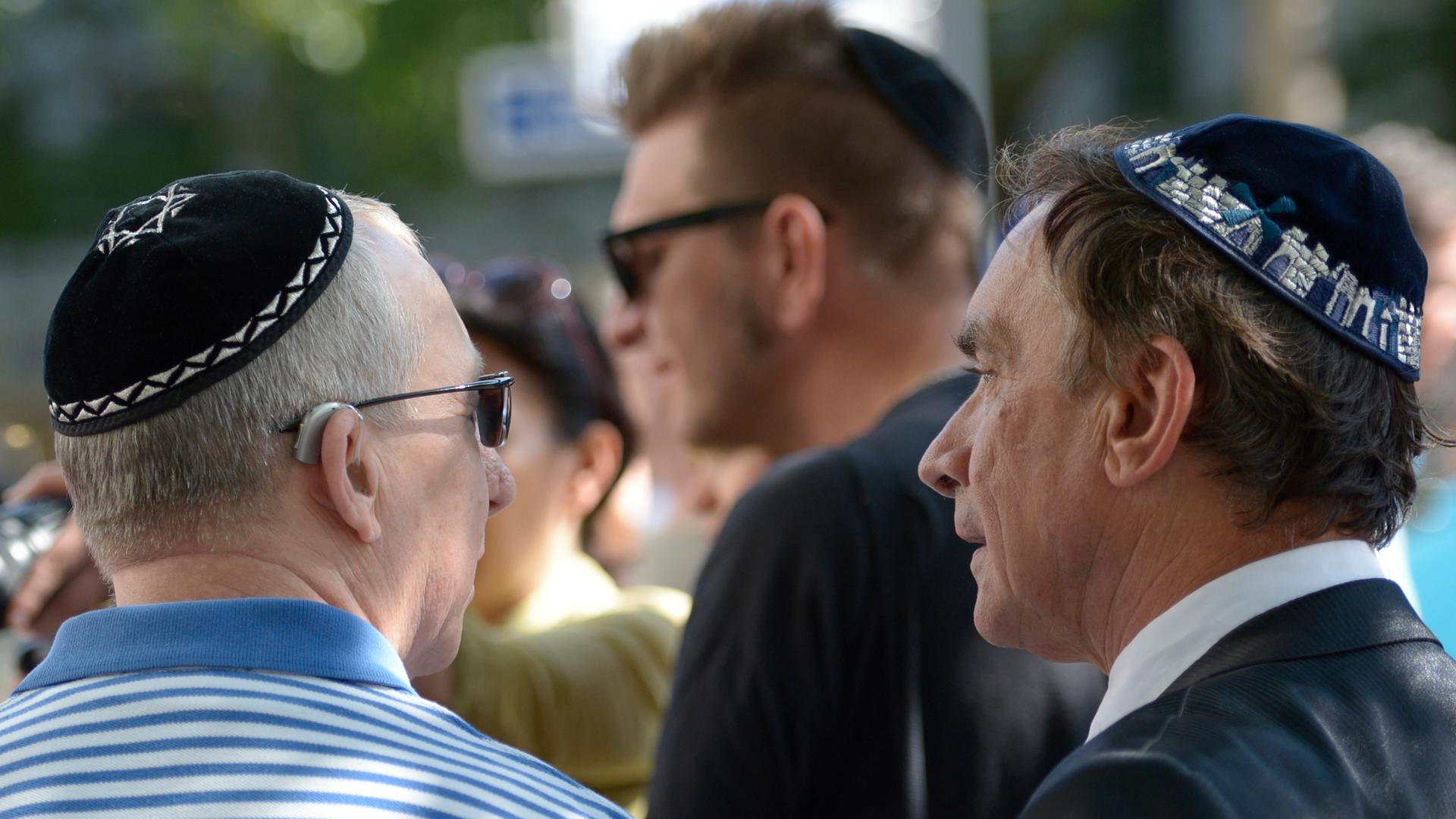 Männer in Berlin tragen Kippa