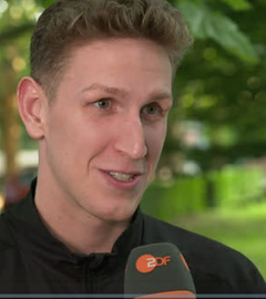 Lukas Märtens spricht ins ZDF-Mikrofon