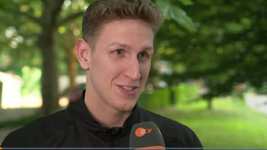 Lukas Märtens spricht ins ZDF-Mikrofon