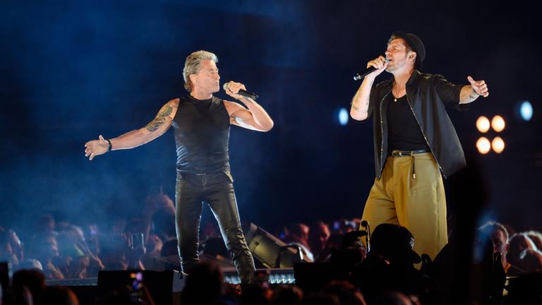  Die beiden Sänger Peter Maffay (l-r) und Johannes Oerding stehen während Oerdings Heimspiel Hamburg-Konzertes gemeinsam auf der Bühne im Volksparkstadion.