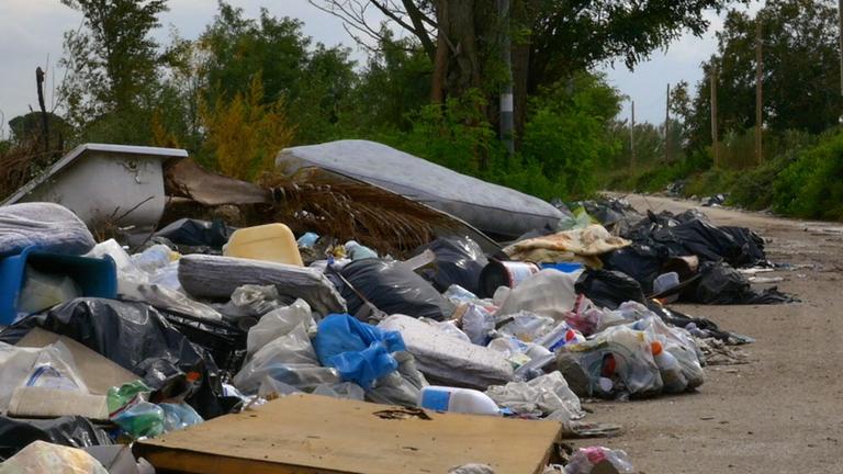 "Mafia, Müll, Millionen - Italien und die Umweltzerstörung": Müllsäcke, alte Matratzen und Badewannen liegen am Straßenrand.