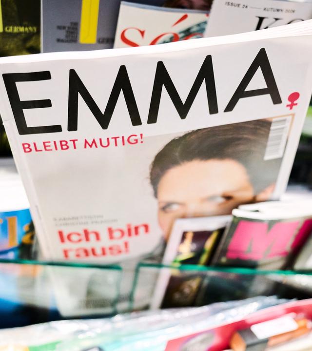21.10.2026, Bremen: Die Zeitschrift «Emma» wird in einem Geschäft verkauft.
