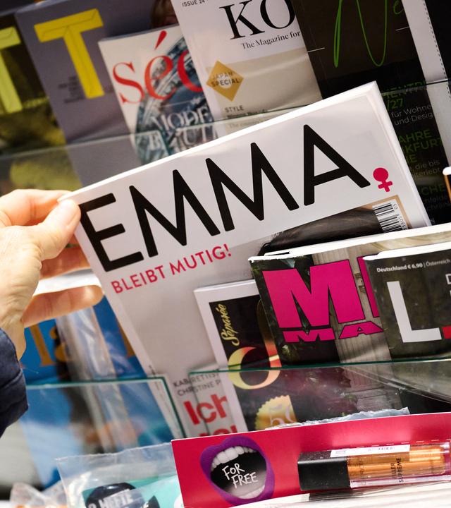 21.10.2026, Bremen: Die Zeitschrift «Emma» wird in einem Geschäft verkauft. Vor knapp 50 Jahren erschien die erste «Emma» - gegründet von Alice Schwarzer.