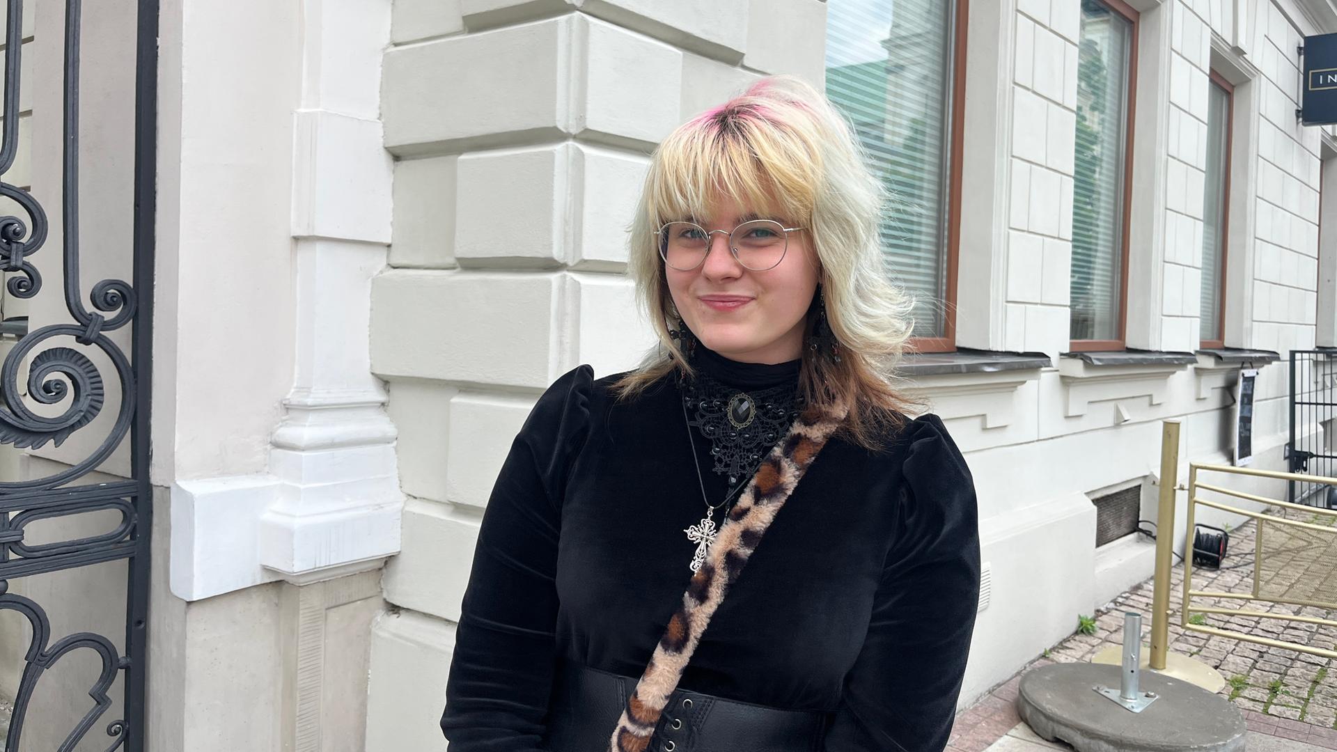 Magdalena steht vor einem Gebäude in Warschau