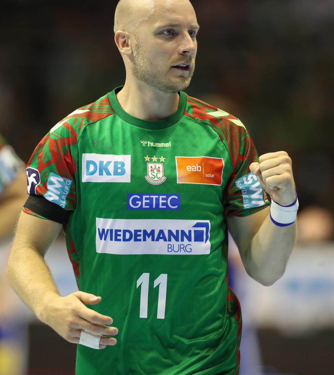 Daniel Pettersson (Magdeburg, Nummer 11) ballt die Faust der linken Hand