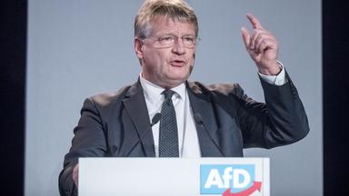 AfD-Parteichef Jörg Meuthen steht am Rednerpult beim Parteitag zur Europawahl am 16.11.2018 in Magdeburg.