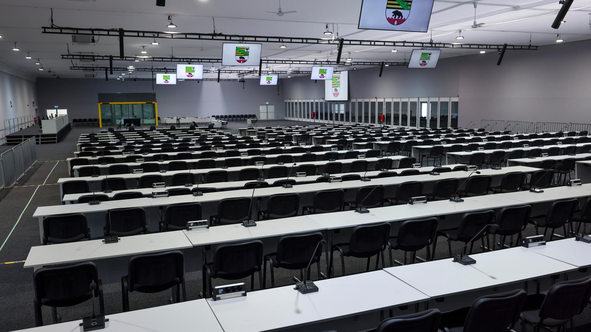 Blick über die mehreren hundert Plätze für die Nebenkläger im Verhandlungssaal im Interims-Gerichtsgebäude für den Prozess gegen den Todesfahrer vom Magdeburger Weihnachtsmarkt, im Hintergrund eine schusssichere Glaskabine für den Angeklagten.