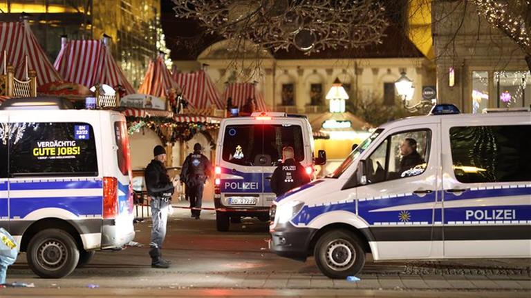 Polizeiautos auf Weihnachtsmarkt