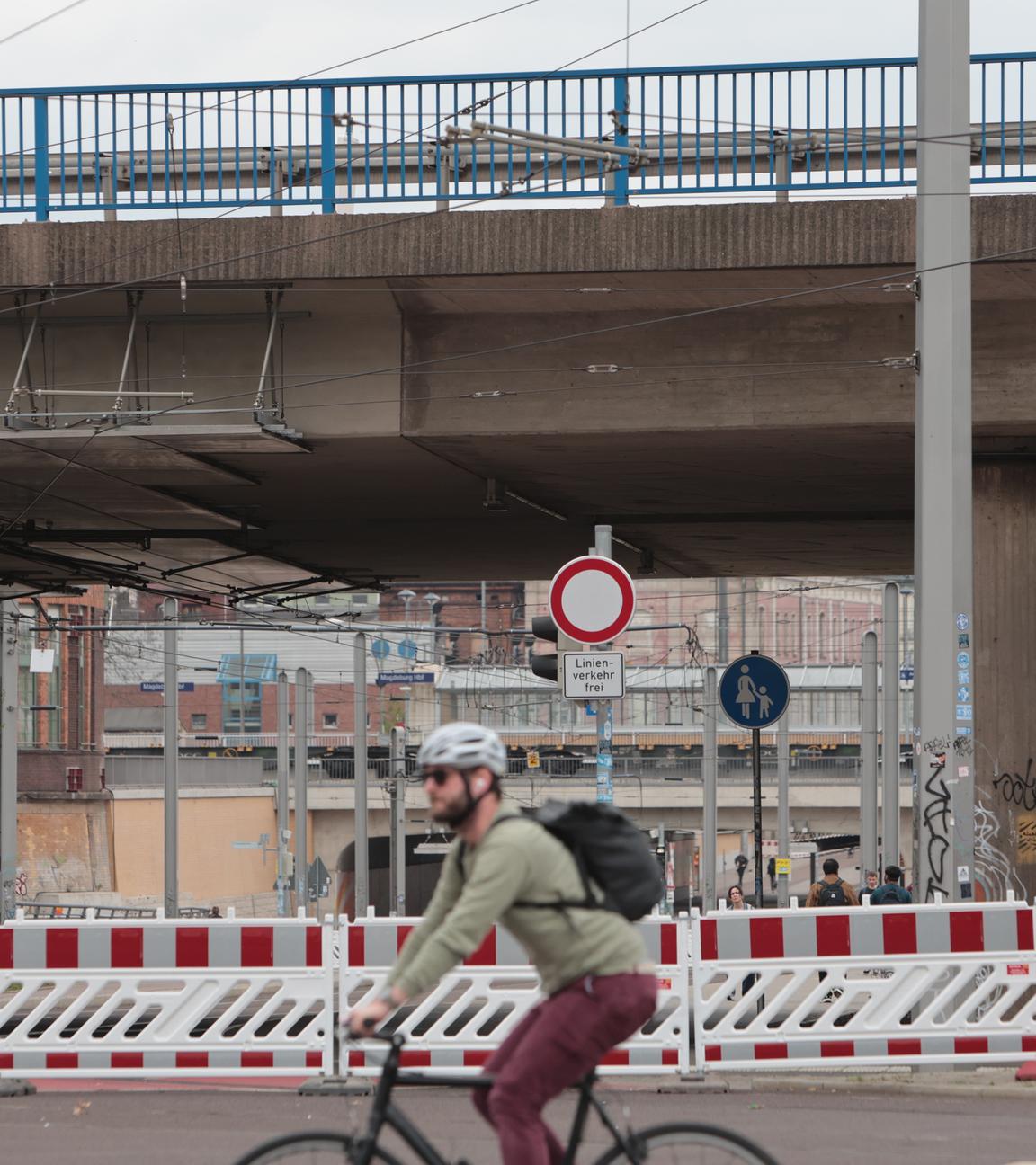 Blick auf die einsturzgefährdete Brücke am Damaschkeplatz. Wegen massiver Schäden ist die Brücke mitten in der Innenstadt seit Dienstag gesperrt. 