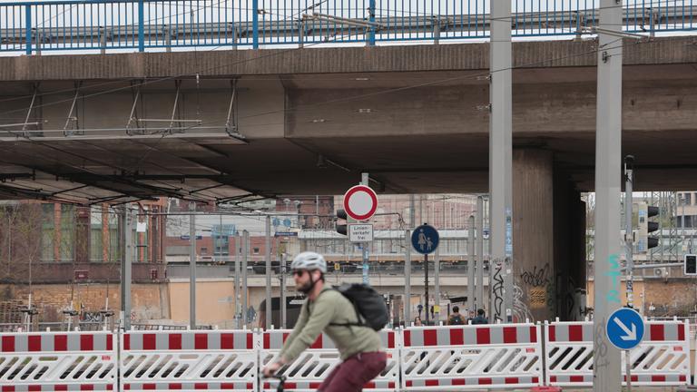 Blick auf die einsturzgefährdete Brücke am Damaschkeplatz. Wegen massiver Schäden ist die Brücke mitten in der Innenstadt seit Dienstag gesperrt. 