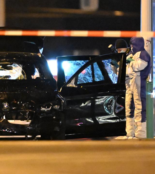Die Spurensicherung arbeitet an einem Auto, mit dem ein Täter in eine Menschenmenge auf dem Weihnachtsmarkt in Magdeburg gefahren sein soll.