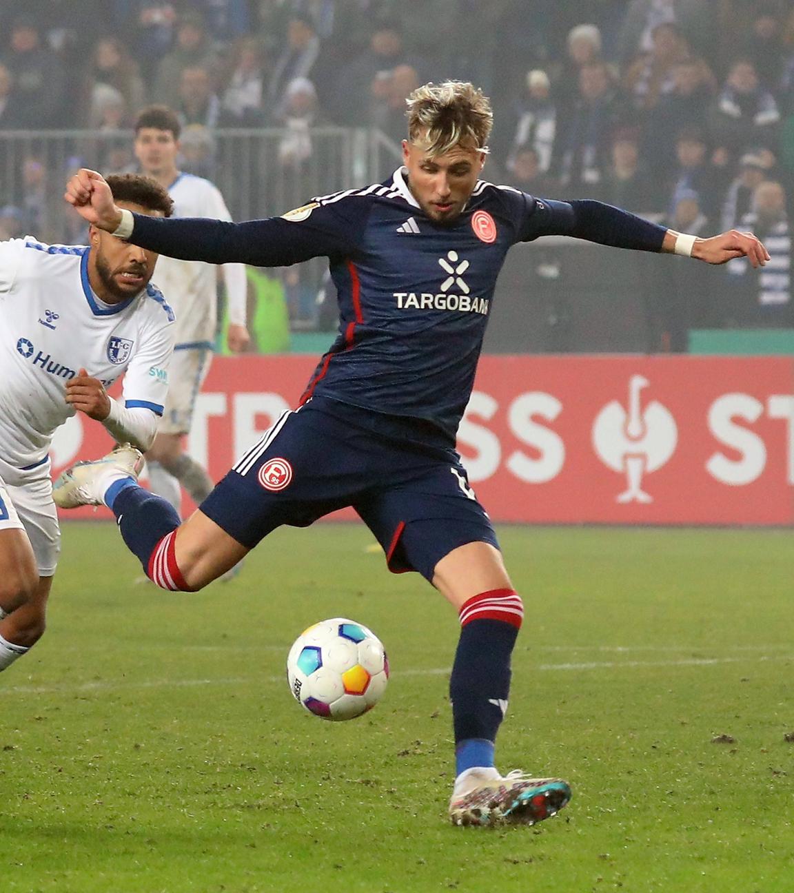 DFB Pokal 1/8 Finale, 1.FC Magdeburg - Fortuna Düsseldorf: Jona Niemiec (Fortuna Duesseldorf) erzielt das Tor zum 2:1 für die Fortuna