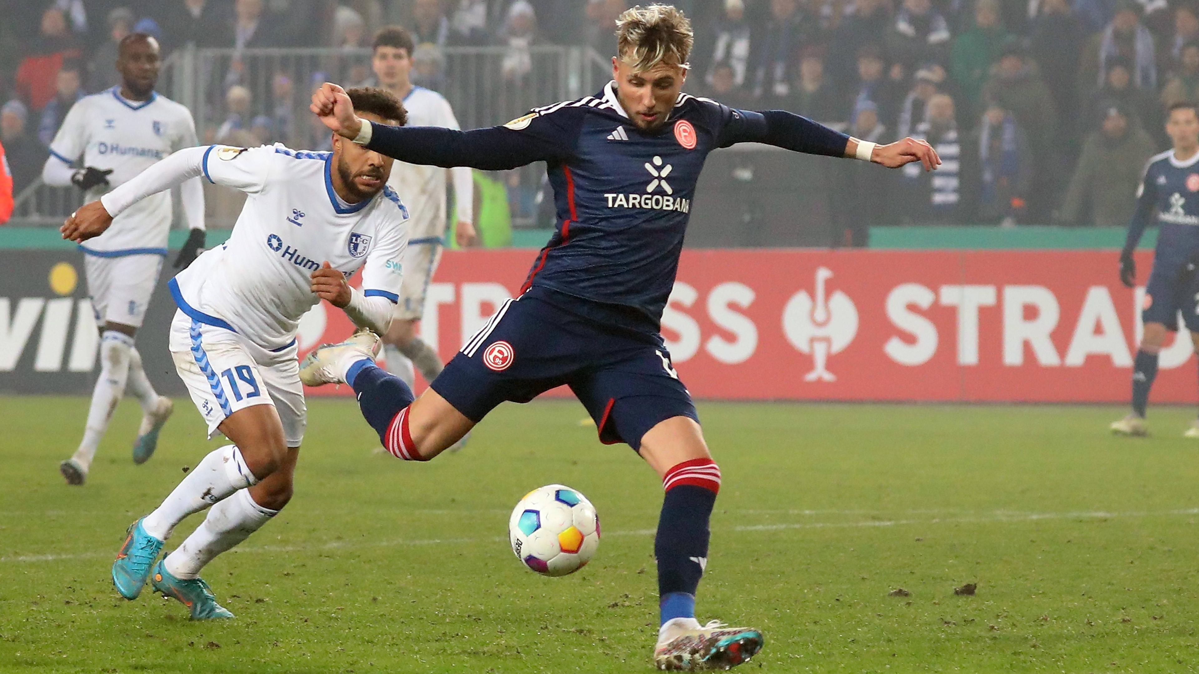 DFB Pokal 1/8 Finale, 1.FC Magdeburg - Fortuna Düsseldorf: Jona Niemiec (Fortuna Duesseldorf) erzielt das Tor zum 2:1 für die Fortuna