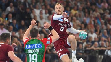 Handball-Super-Cup 2026: SC Magdeburg vs. Füchse Berlin: Mathias Gidsel (Füchse Berlin) beim Sprungwurf. Elvar Oern Jonsson (SC Magdeburg) versucht zu blocken.