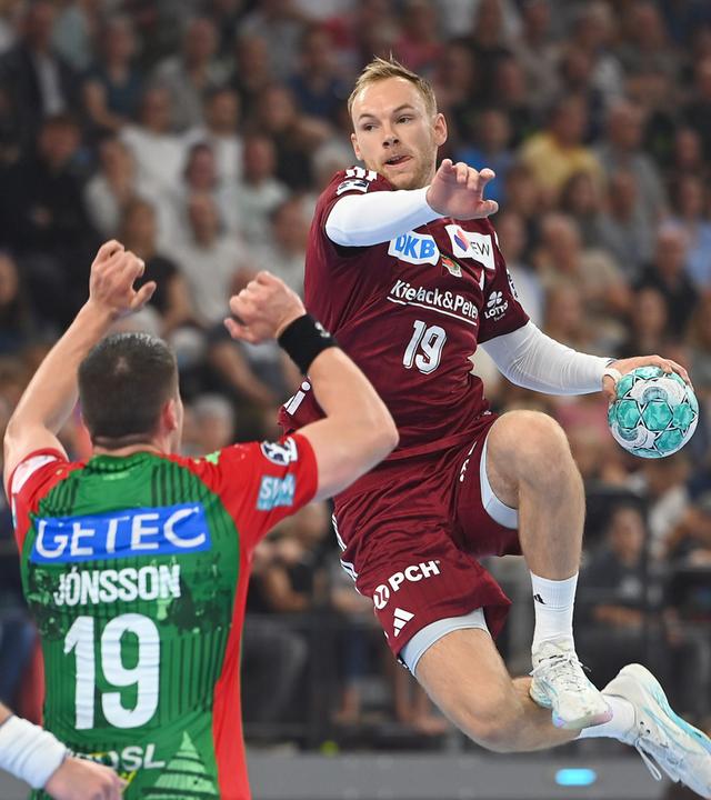 Handball-Super-Cup 2026: SC Magdeburg vs. Füchse Berlin: Mathias Gidsel (Füchse Berlin) beim Sprungwurf. Elvar Oern Jonsson (SC Magdeburg) versucht zu blocken.