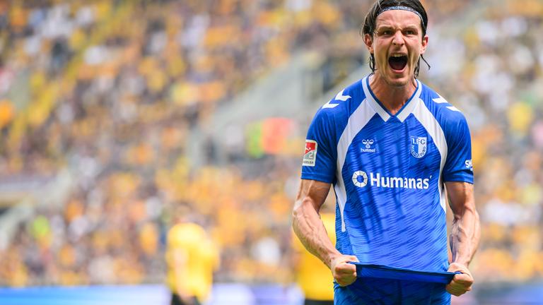 Jean Hugonet (1. FC Magdeburg) jubelt nach seinem Tor zum 0:1. 