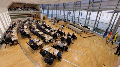 Blick zu Beginn ins Plenum.