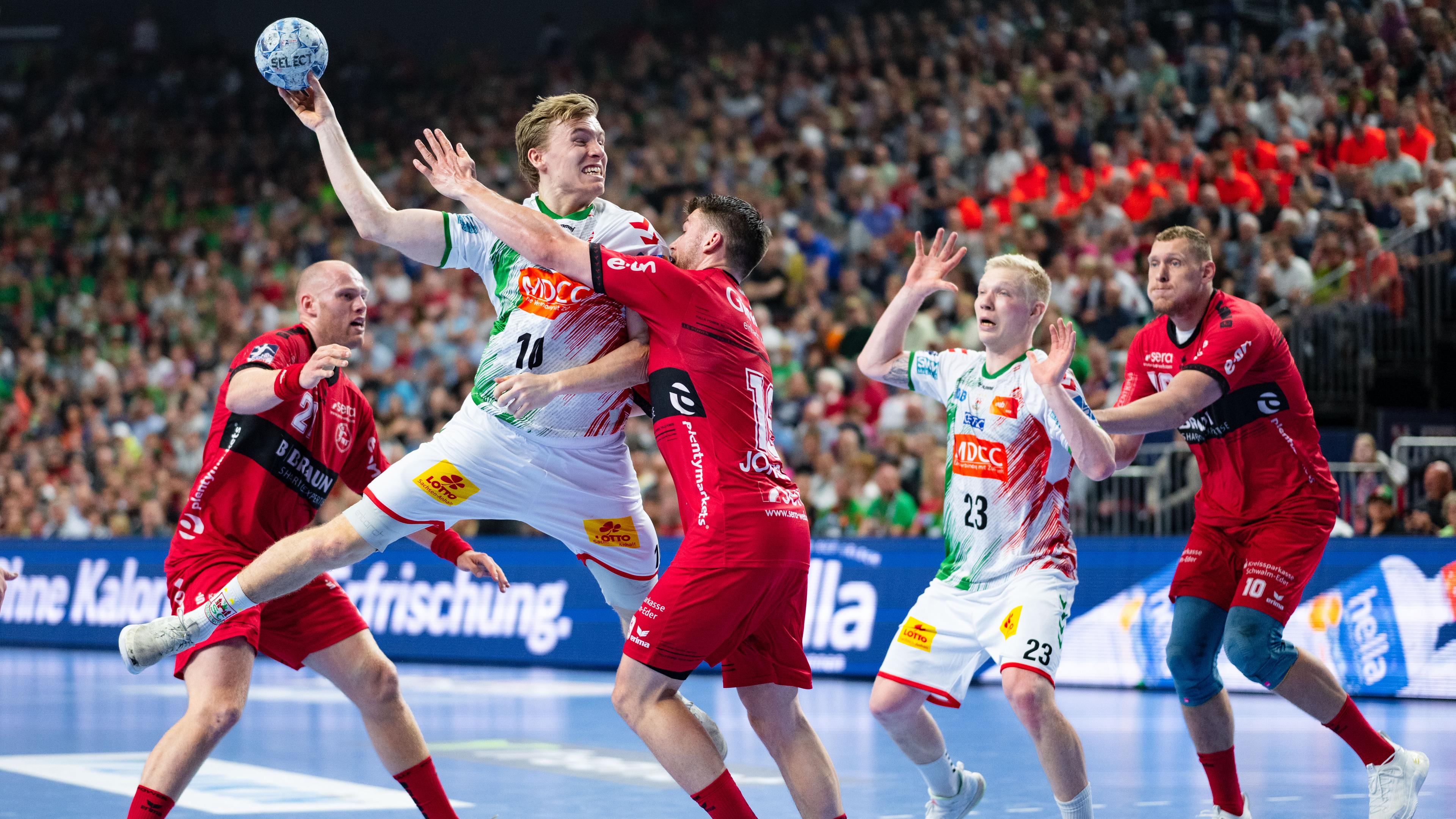Melsungens Elvar rn Jónsson versucht Magdeburgs Gisli Thorgeir Kristjansson am Wurf zu hindern.