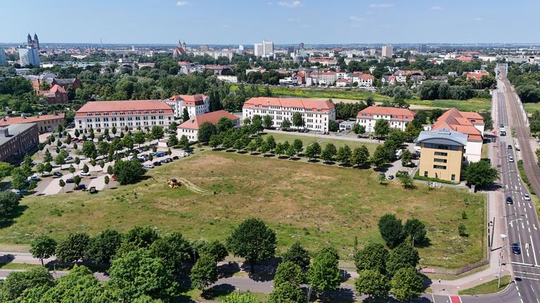Blick auf das freie Gelände vor dem Verkehrsministerium.