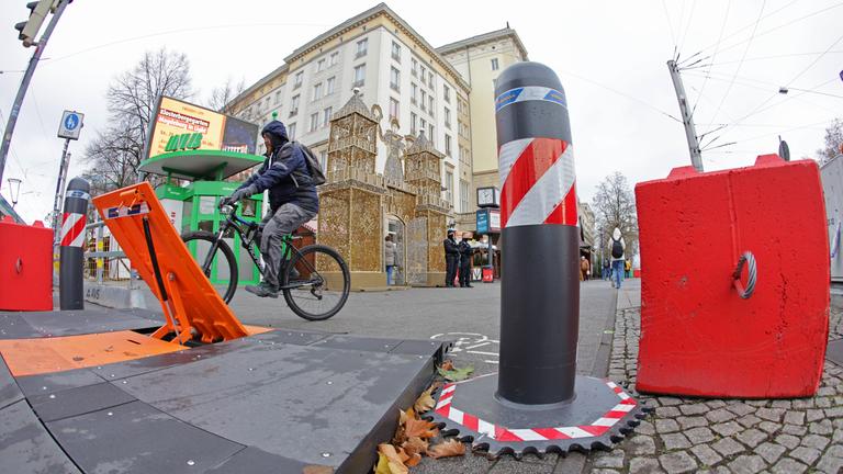  Betonsperren und Poller stehen auf dem Magdeburger Weihnachtsmarkt 2025.