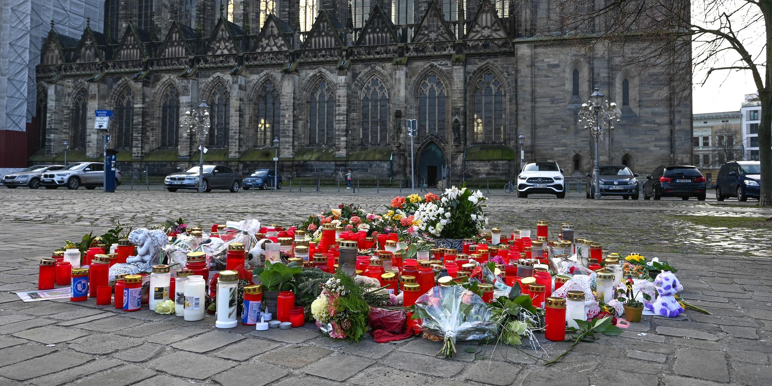 Blumen und Kerzen sind im Gedenken an die Opfer des Anschlags vor dem Magdeburger Dom aufgestellt.