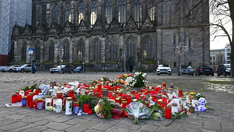Blumen und Kerzen sind im Gedenken an die Opfer des Anschlags vor dem Magdeburger Dom aufgestellt.