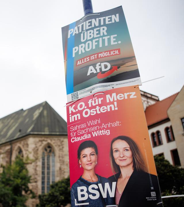 Sachsen-Anhalt, Magdeburg: Wahlplakate der Alternative für Deutschland (AfD) (oben) und des Bündnisses Sahra Wagenknecht (BSW)