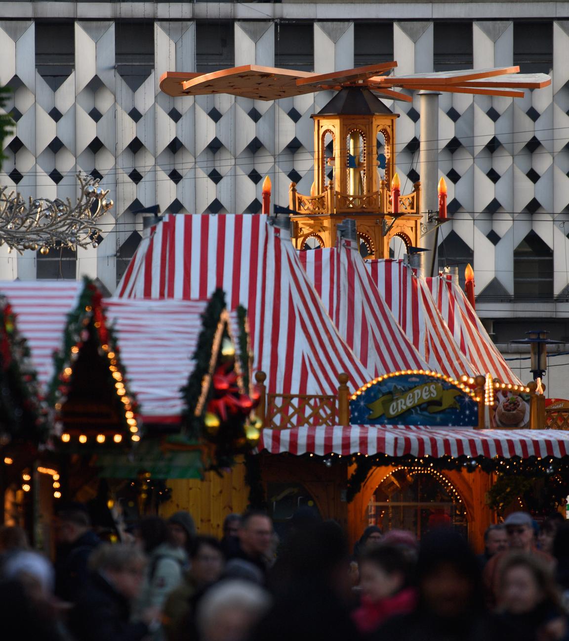 Sonnenlicht fällt auf die Weihnachtspyramide vom Magdeburger Weihnachtsmarkt.