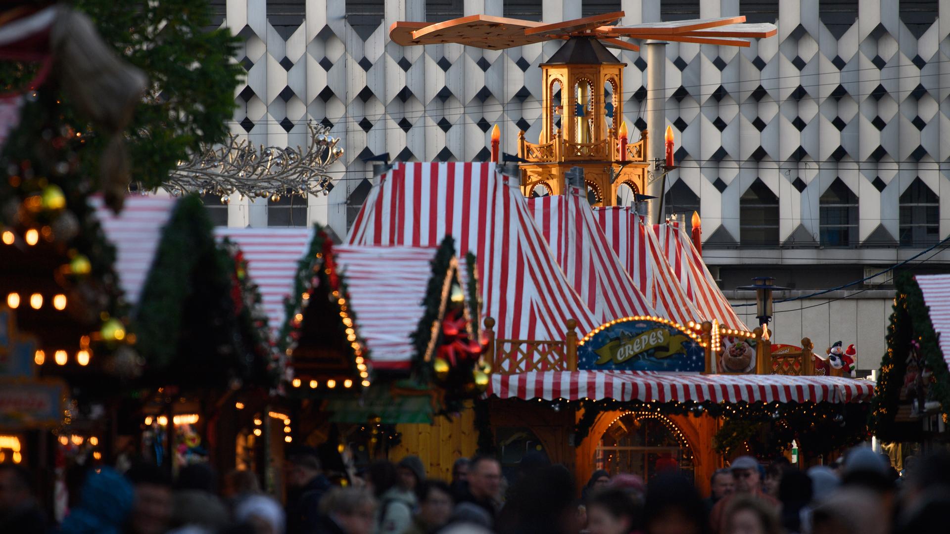 Sonnenlicht fällt auf die Weihnachtspyramide vom Magdeburger Weihnachtsmarkt.