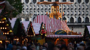 Sonnenlicht fällt auf die Weihnachtspyramide vom Magdeburger Weihnachtsmarkt.